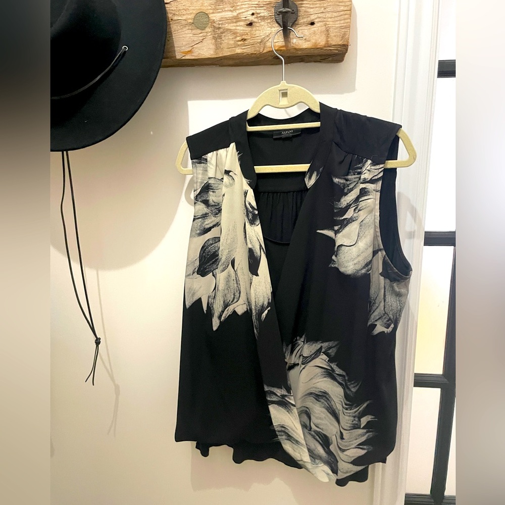 Lovely Chiffon Sleeveless Blouse